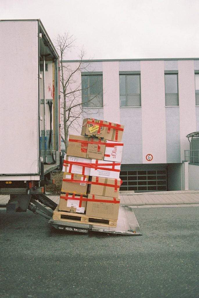 Goods receiving department. Made with Leica R7 (Year: 1994) and Leica Summicron-R 2.0 35mm (Year: 1978). Analog scan via Foto Brinke Forchheim: Fuji Frontier SP-3000. Film reel: Kodak DXN Color 200 (expired 2005)